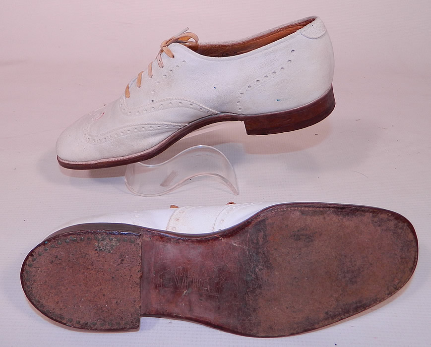 Vintage Bullock's Wilshire White Suede Leather Wing Tip Brogue Dress Shoes. They have been gently worn and are in good condition, with only some minor wear. These are truly a wonderful quality made shoe!