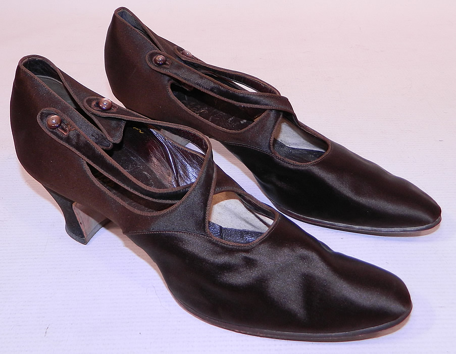 Vintage J&T Cousins Co NY Chocolate Brown Silk Button Strap Mary Jane Shoes
They are made of a dark chocolate brown color silk satin fabric. 