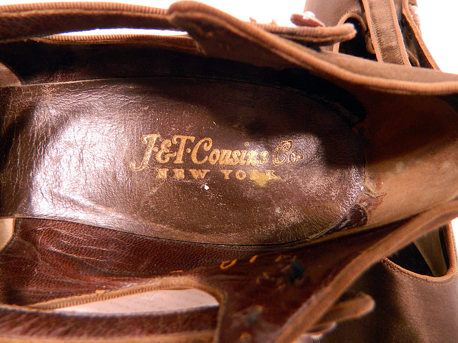 Vintage J&T Cousins Co NY Chocolate Brown Silk Button Strap Mary Jane Shoes
They are stamped inside "J&T Cousins Co. New York" The shoes measure 10 inches long, 2 1/2 inches wide and have 2 inch high heels. 