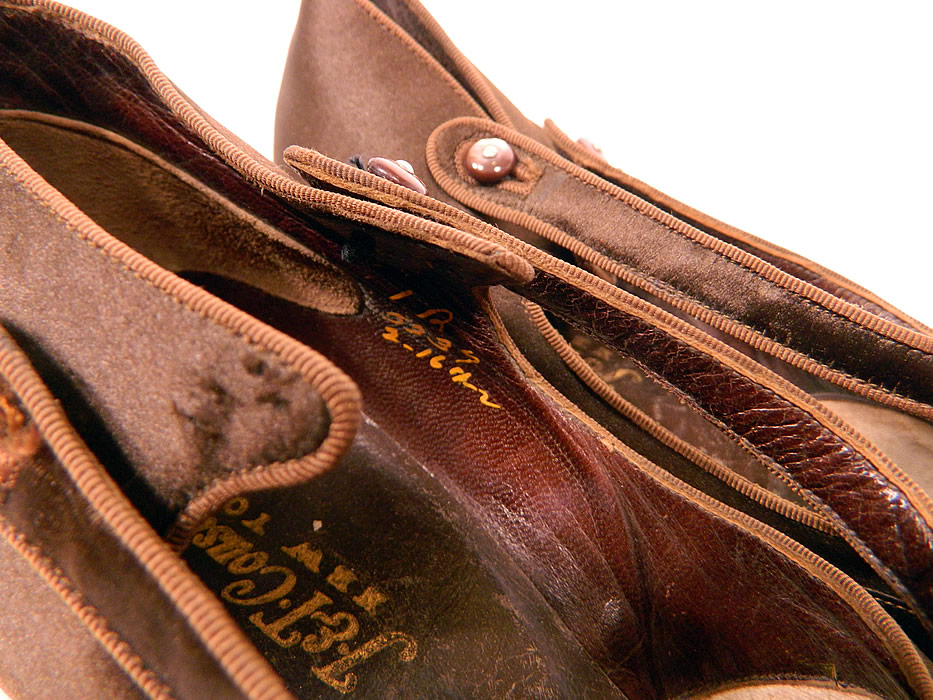 Vintage J&T Cousins Co NY Chocolate Brown Silk Button Strap Mary Jane Shoes
My guess on size would be about a 6 or 7 narrow width. They have been gently worn and are in good condition. These are truly beautiful quality made shoe!