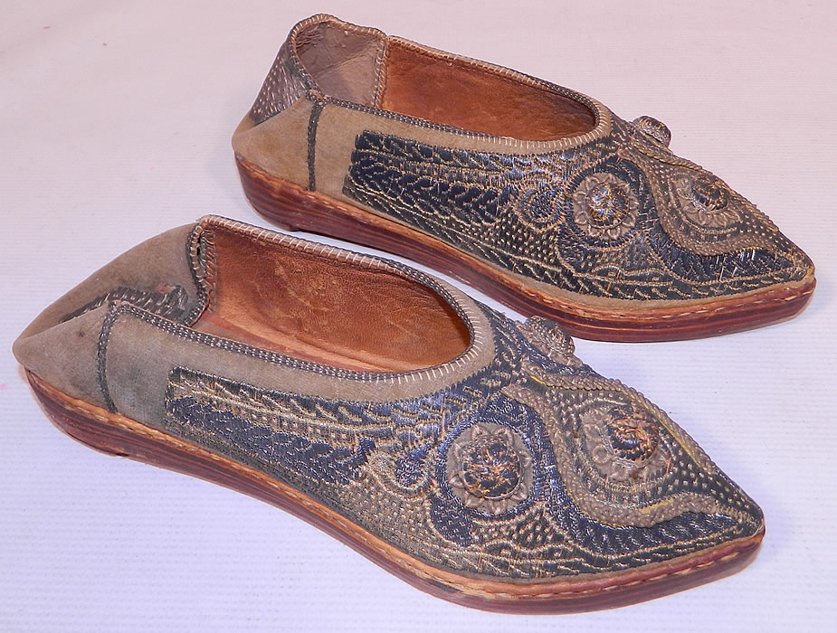 Vintage Moroccan Ladies Mules Cherbil Knotted Metal Embroidery Velvet Slipper Shoes
They are hand stitched, made of an ecru cream color velvet fabric, with hand embroidered gold and silver gilded wire thread embroidery couching needlework, braided trim and raised knotted button accents. 