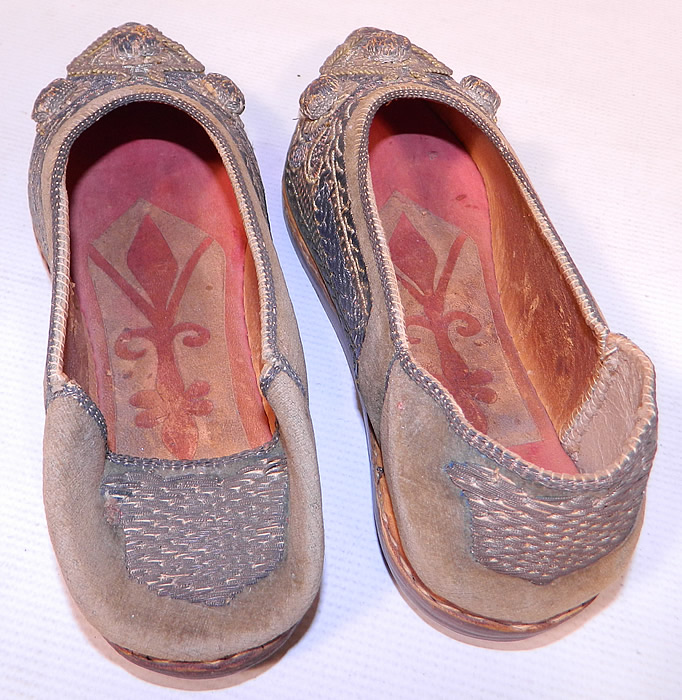 Vintage Moroccan Ladies Mules Cherbil Knotted Metal Embroidery Velvet Slipper Shoes
They are in good condition and have been gently worn, with only some slight staining discoloration.