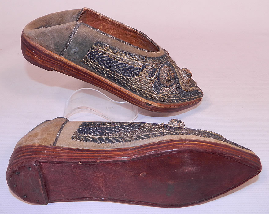 Vintage Moroccan Ladies Mules Cherbil Knotted Metal Embroidery Velvet Slipper Shoes
These are truly a beautiful one of a kind piece of wearable antique Moroccan textile art!