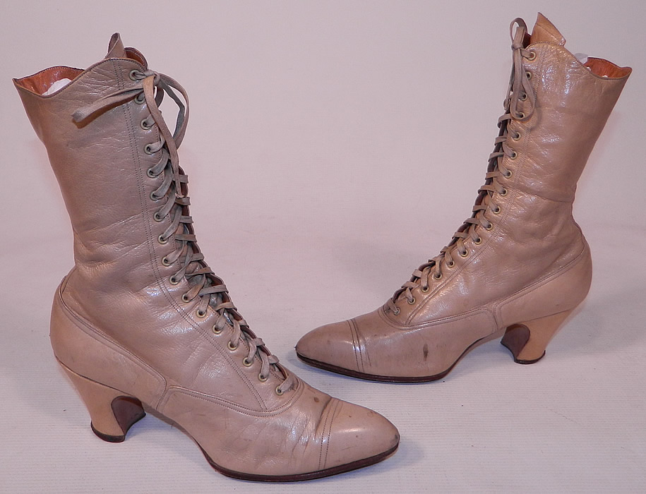 Victorian Antique Ecru Beige Leather High Top Lace-up Boots Swope Shoe Co.
This pair of antique Victorian era ecru beige leather high top lace-up boots Swope Shoe Co. date from 1900. They are made of a supple light brown ecru beige color leather.