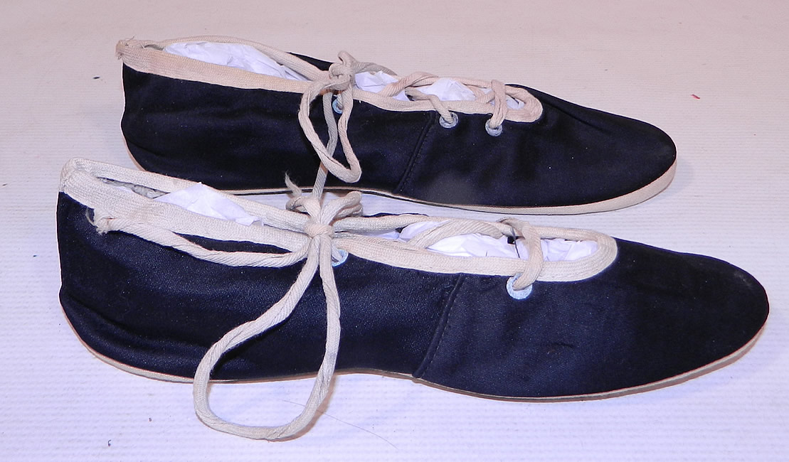 Vintage Womens Black & White Cotton Canvas Ballet Flats Lace-up Bathing Slippers Shoes
These ladies ballet flats style bathing slipper swim shoes have lacing on the top and around the ankle, rounded toes and white canvas bottom soles.