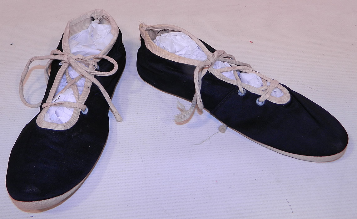 Vintage Womens Black & White Cotton Canvas Ballet Flats Lace-up Bathing Slippers Shoes
The shoes measure 9 1/2 inches long and 3 inches wide. 