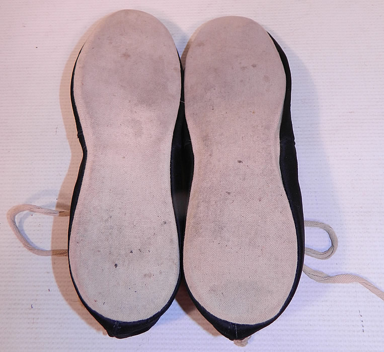 Vintage Womens Black & White Cotton Canvas Ballet Flats Lace-up Bathing Slippers Shoes
They are in good condition and have been gently worn with some slight staining on the bottom soles. These roaring 20s flapper "bathing beauty" swim shoes are truly a rare and wonderful find!