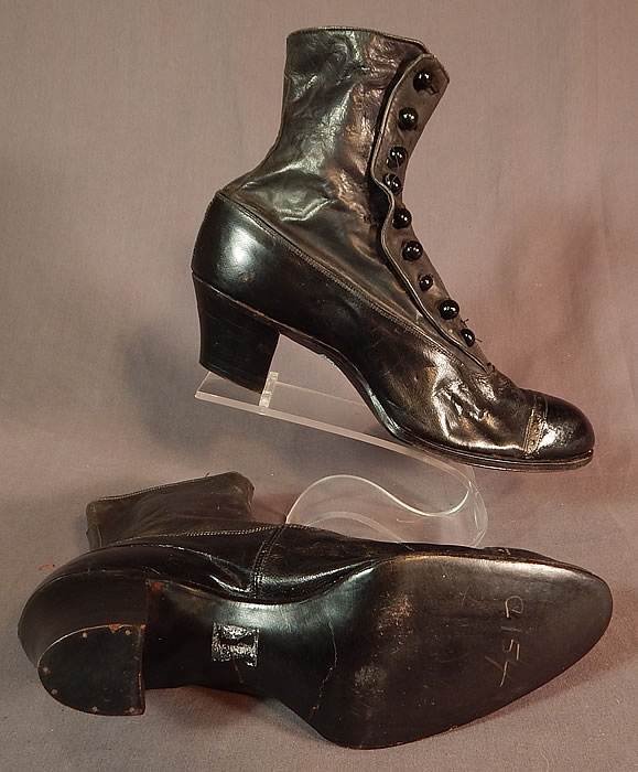 Victorian May Blossom Black Gray Two Tone Leather High Top Button Boots Shoes
They are in good condition and appear to have never been worn, with only the buttons have been moved over to be made larger leaving tiny pin holes along the sides.