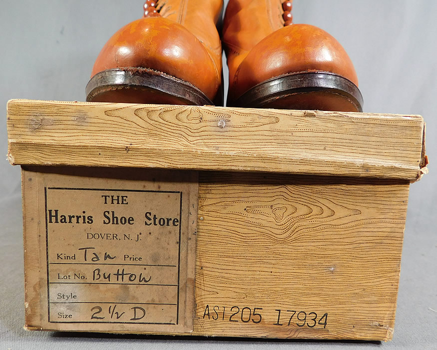 Edwardian Vintage Unworn Womens Tan Leather High Top Button Boots
They come in the original shoe box covered with a wood grain knotty pine graphics paper with "The Harris Shoe Store Dover, N.J." label size 2 1/2 D which are approximately a US size 6.