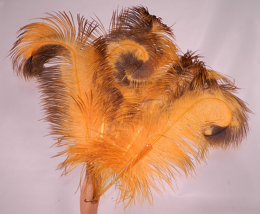 Vintage Golden Butterscotch Yellow Brown Tip Ostrich Feather Flapper Fan. It is made of large fluffy golden yellow brown tip ostrich feathers plumes. 