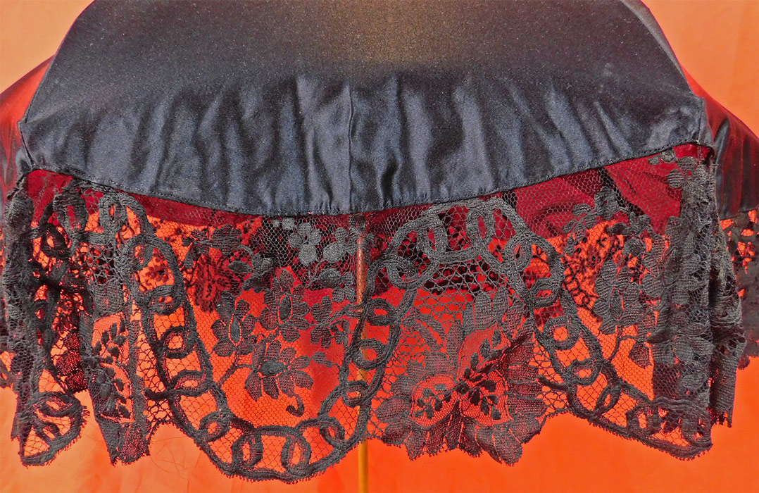 Edwardian Antique Black Silk Lace Burl Wood Stafford Knot Handle Parasol
It is made of a black silk fabric, with black lace floral vine leaf, chainlink pattern scalloped edge trim. 